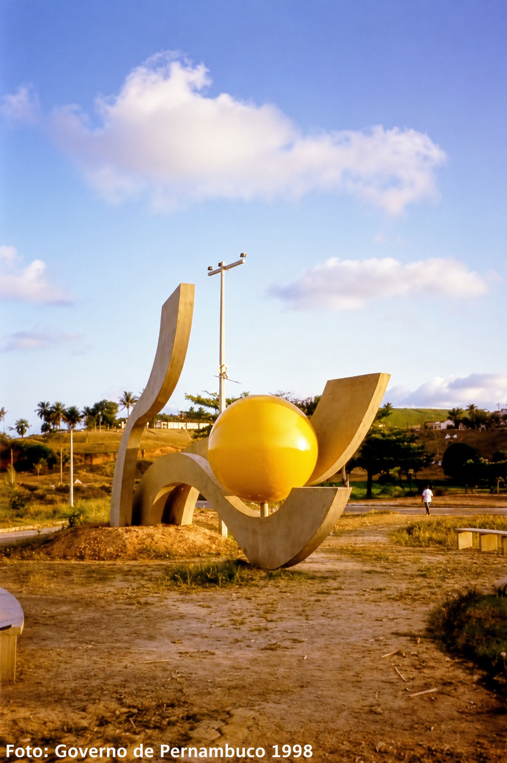 Monumento Costa Dourada, em argamassa armada, na entrada de Sirinhaém-PE