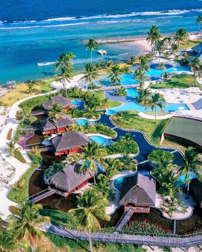 Vista aérea das piscinas do Nannai Resort executadas em argamassa armada