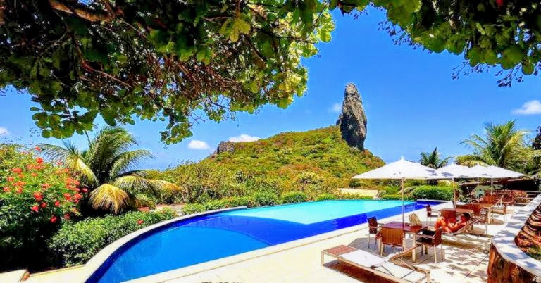 Piscina executada em Fernando de Noronha com vista para o Morro do Pico